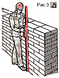 Проверка вертикальности поверхности кладки стен уровнем и отвесом
